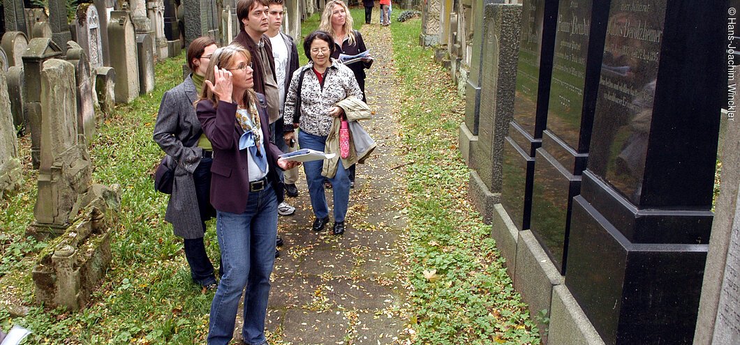 FOTO: Hans-Joachim Winckler   DATUM: 22.10.2006MOTIV: Die Mitglieder der Berolzheimer-Familie besuchen den alten j¸dischen Friedhof.