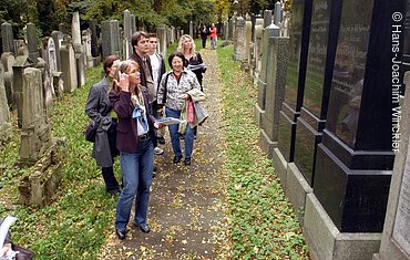 FOTO: Hans-Joachim Winckler   DATUM: 22.10.2006MOTIV: Die Mitglieder der Berolzheimer-Familie besuchen den alten j¸dischen Friedhof.