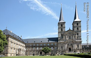 Eine Klosterkirche mit zwei Türmen und Anbauten