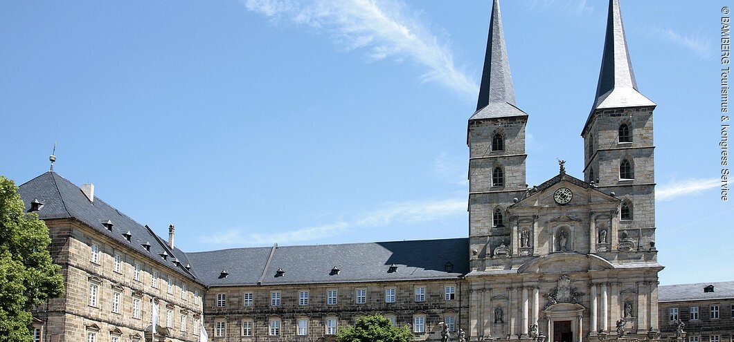 Eine Klosterkirche mit zwei Türmen und Anbauten