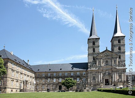 Eine Klosterkirche mit zwei Türmen und Anbauten