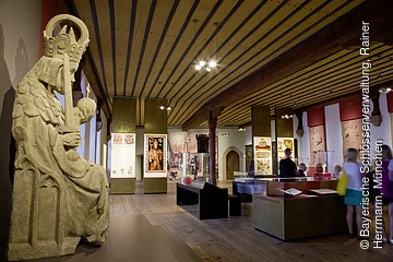 Nürnberg, Kaiserburg, Palas, Kaisersaal, Blick in die Dauerausstellung „Kaiser-Reich-Stadt”