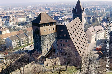 Nürnberg, Kaiserburg, Kaiserstallungen mit Fünfeckturm und Luginsland, Luftaufnahme
