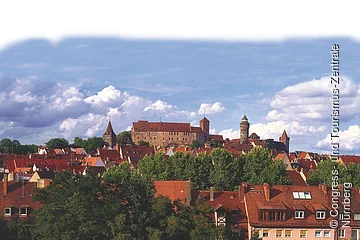 Hoch über der Stadt thront das Wahrzeichen Nürnbergs - die Kaiserburg, die zu den bedeutendsten Kaiserpfalzen des Mittelalters zählt. Zu besichtigen sind der Palas mit Kaiserzimmern, die romanische Doppelkapelle, der Tiefe Brunnen und der alles überragende Sinwellturm.