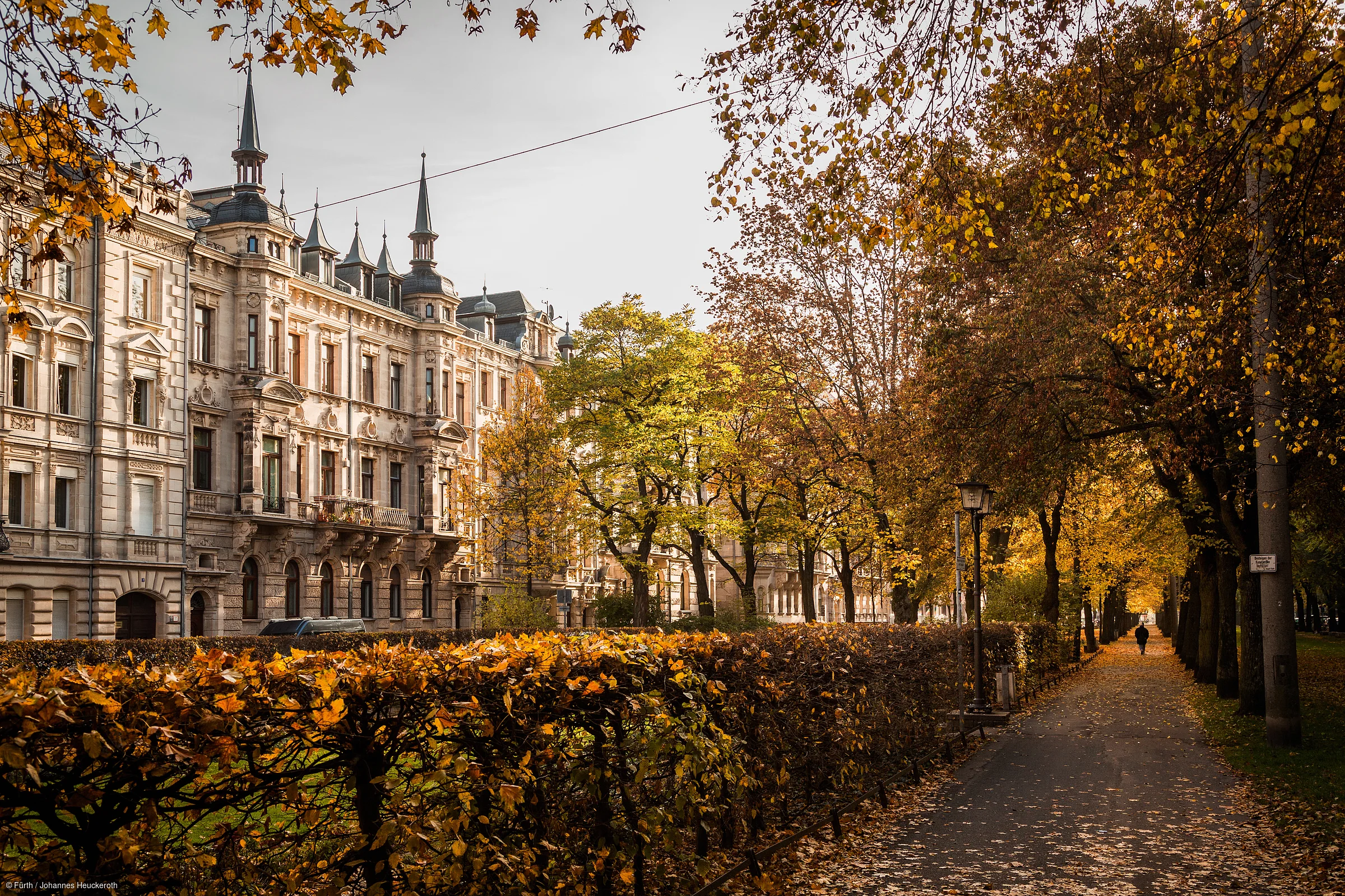 Eine herbstliche Promenade mit bürgerlichen Häusern