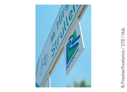 Beschilderung RegnitzRadweg Verkehrsschild mit Fahrradpiktogramm und Hinweis auf die R2-Tourroute Regnitz Radweg vor blauem Himmel