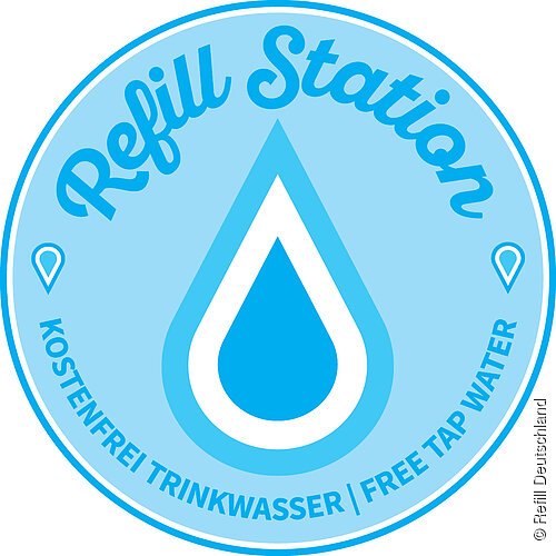 Refill Station Blaues rundes Logo mit Wassertropfen und Text „Refill Station, kostenfrei Trinkwasser, free tap water“