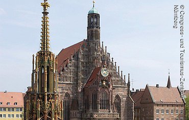 Blick über den Hauptmarkt mit dem Schönen Brunnen, der Frauenkirche und dem traditionsreichen Wochenmarkt mit seinen Obst-, Gemüse- und Blumenhändlern.