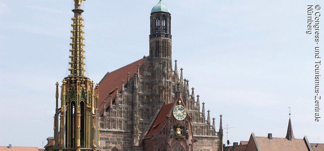 Blick über den Hauptmarkt mit dem Schönen Brunnen, der Frauenkirche und dem traditionsreichen Wochenmarkt mit seinen Obst-, Gemüse- und Blumenhändlern.