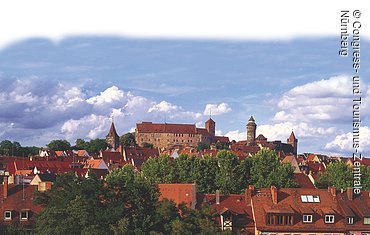 Hoch über der Stadt thront das Wahrzeichen Nürnbergs - die Kaiserburg, die zu den bedeutendsten Kaiserpfalzen des Mittelalters zählt. Zu besichtigen sind der Palas mit Kaiserzimmern, die romanische Doppelkapelle, der Tiefe Brunnen und der alles überragende Sinwellturm.