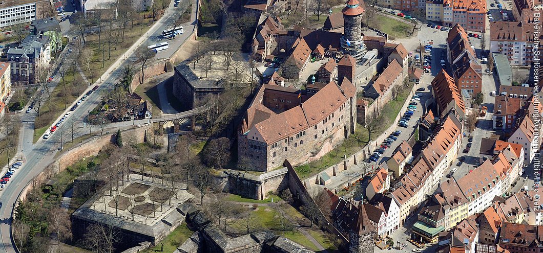 Nürnberg Kaiserburg, Luftbild der Kaiserburg von Westen im Frühjahr