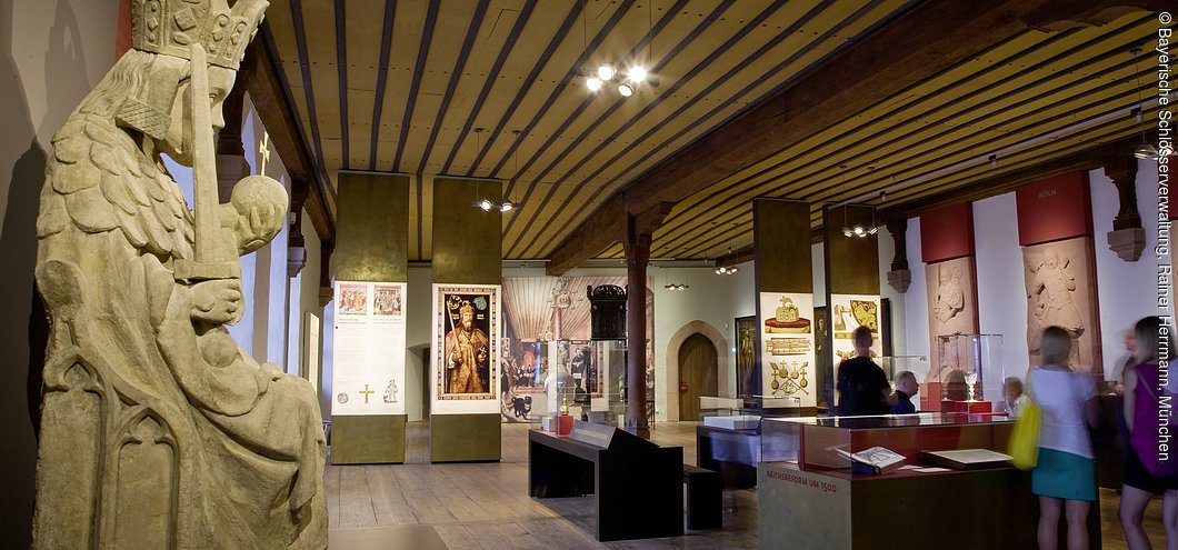 Nürnberg, Kaiserburg, Palas, Kaisersaal, Blick in die Dauerausstellung „Kaiser-Reich-Stadt”