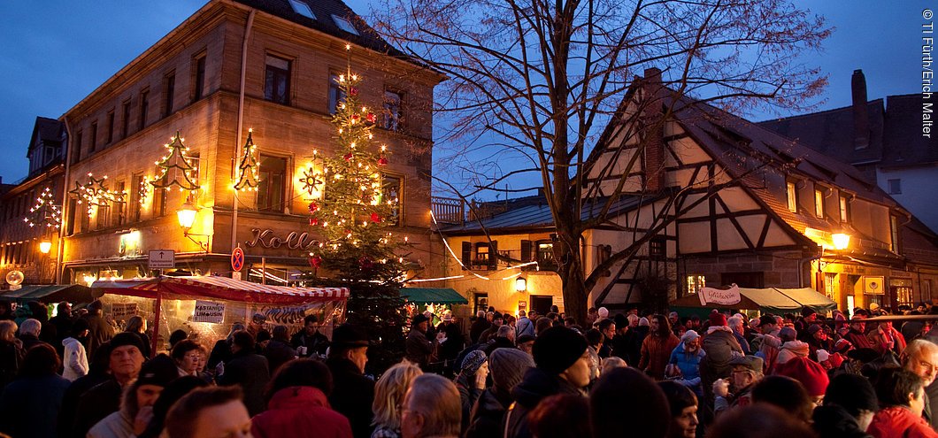 Fürth Weihnachtsmarkt Waagplatz Freiheit mit Leuten Rathaus Gustavstraße 11. Dezember 2009