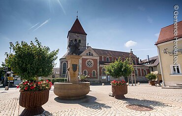 Dorfplatz mit Pfarrkirche St. Michael (Heroldsbach, Fränkische Schweiz)